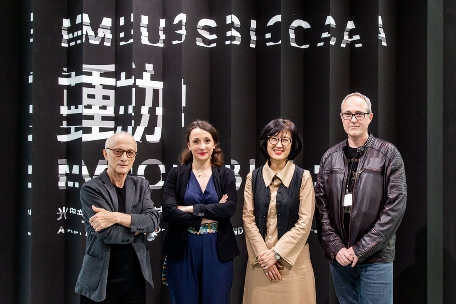 「聲動：光與音的詩」開幕典禮合影，左起為策展人James Giroudon、GRAME行政總監Anouck Avisse、北美館林平館長。（©台北市立美術館）