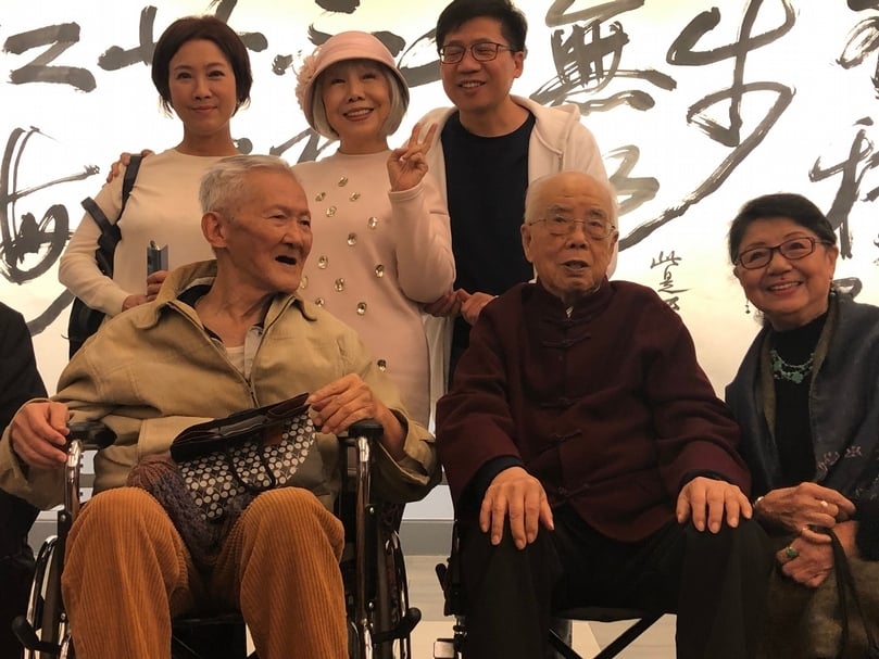 吳平（左2）今年出席藝術家傅申個展，與傅申（左1）合照。（本刊資料室）