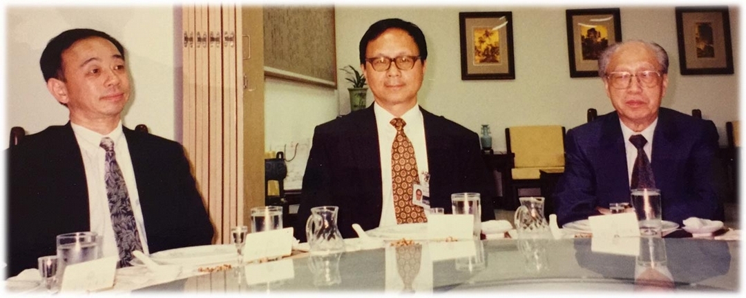 千禧年，首次政黨輪替，秦孝儀（右）與杜正勝（中）於故宮送舊迎新。左為新任石守謙副院長。（陸仲雁提供）