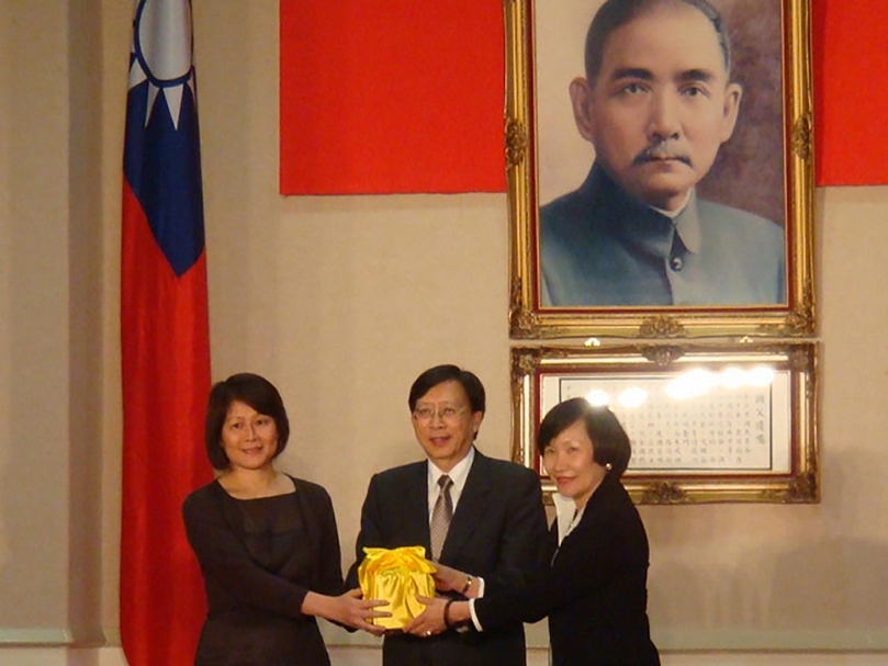 2008年，第二次政黨輪替，林曼麗（左）與周功鑫（右）於行政院交接院長職務，由時任行政院長劉兆玄監交。（陸仲雁提供）
