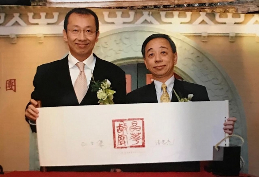2006年，時任院長石守謙代表故宮與晶華酒店集團董事長潘思亮簽署「故宮晶華」合作BOT建案，原址為1974年興建的上林賦餐廳。此案於2011年5月在周功鑫任內落成試營運。（陸仲雁提供）