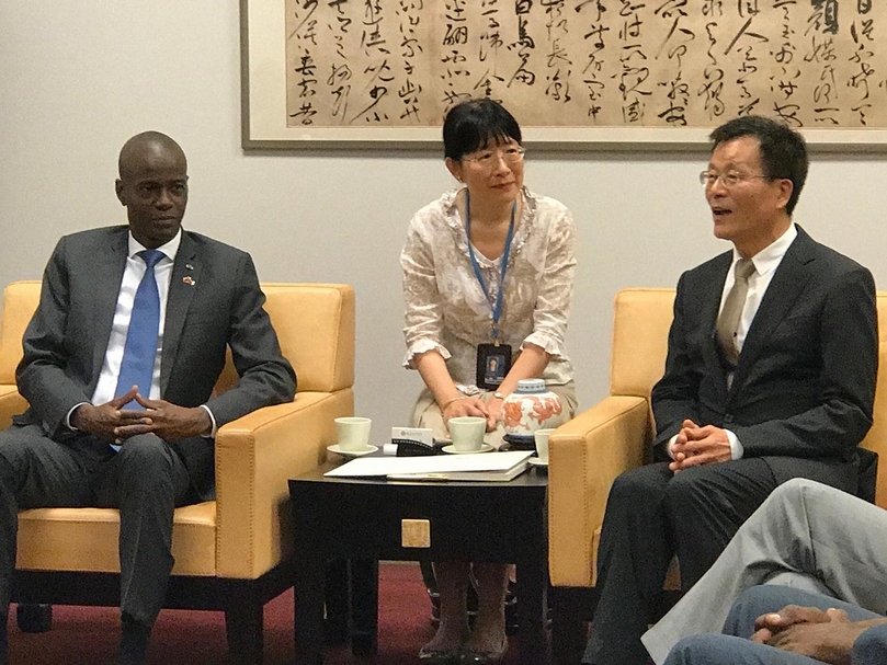 故宮典藏享譽全球，扮演文化外交的要角。2018年5月，時任院長林正儀接待海地總統莫伊茲（Jovenel Moïse）貴賓一行，由筆者擔任法文傳譯。（陸仲雁提供）