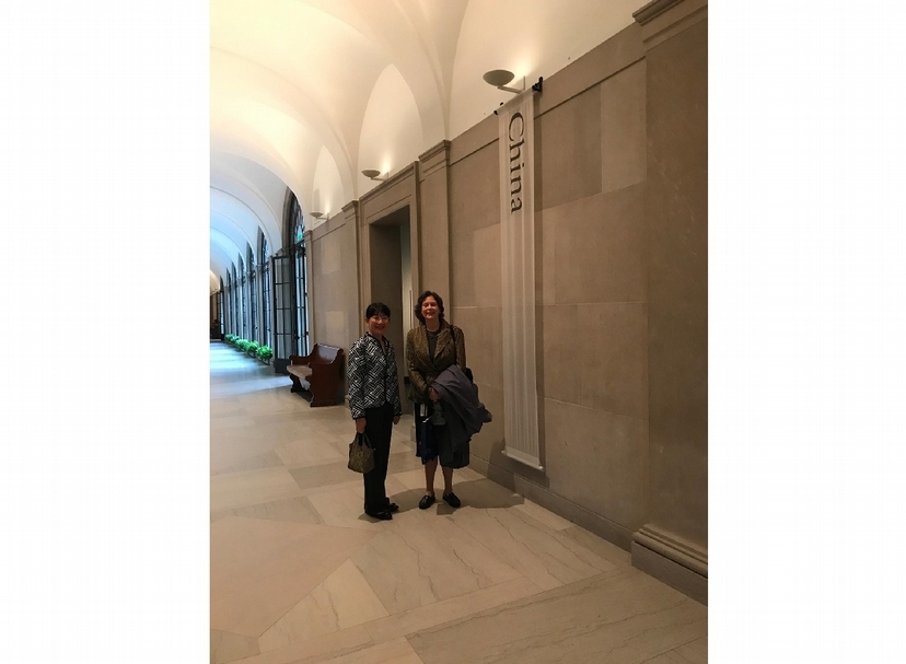 弗利爾美術館與亞瑟．M．賽克勒美術館的中國藝術部主任司美茵（Jan Stuart）與筆者攝於美術館的中國展廳入口。（陸仲雁提供）
