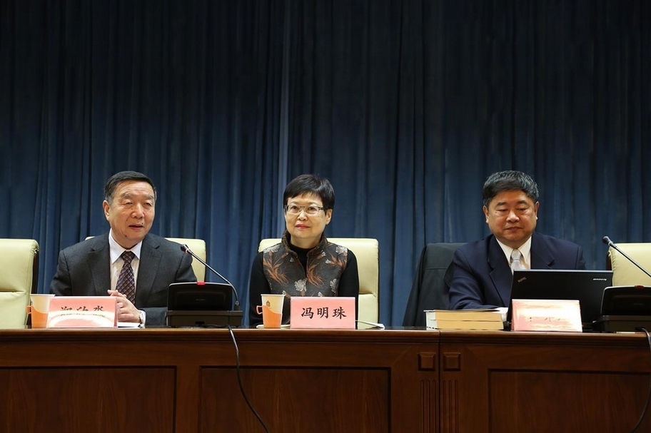 2013年11月，時任院長馮明珠率團出席北京故宮「兩岸故宮第四屆學術研討會─乾隆皇帝的藝術品味」。與鄭欣淼（左）及單霽翔（右）共同主持。（攝影／高亮）