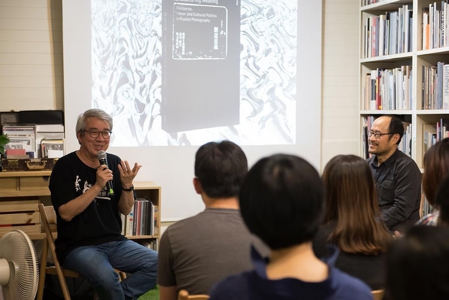 Lightbox攝影圖書室舉辦各式攝影講座，邀請資深攝影人前來經驗分享，圖為影像評論人郭力昕（左）和詩人鍾永豐（右）。（Lightbox攝影圖書室提供）
