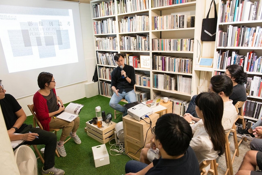 《攝影之聲》於Lightbox攝影圖書室的講座現場，圖中為主編李威儀（右）和攝影研究者陳佳琦（中）。（Lightbox攝影圖書室提供）