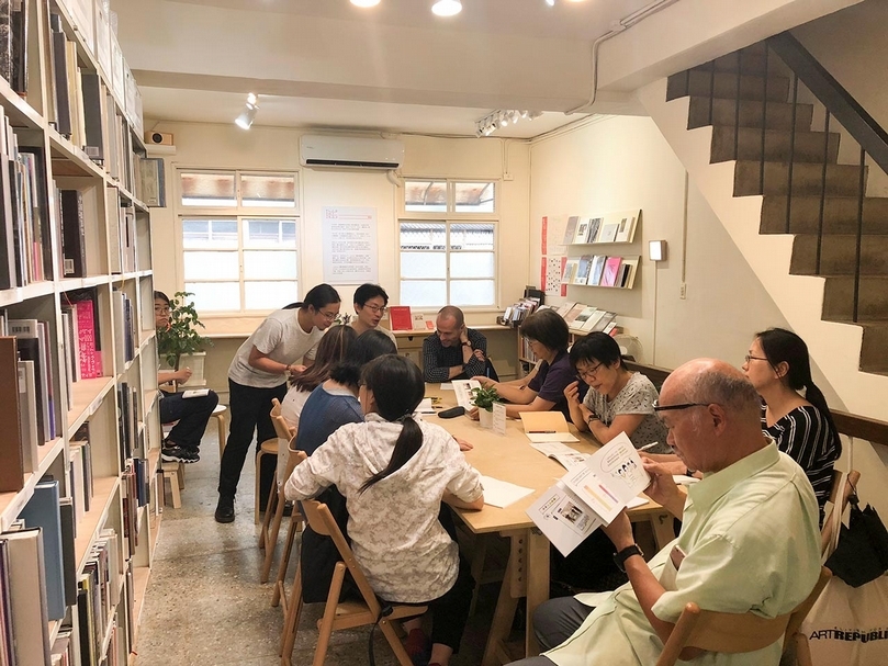 Lightbox攝影圖書室接待各級學校的參訪，圖為師大藝術史研究所的參訪現場。（Lightbox攝影圖書室提供）