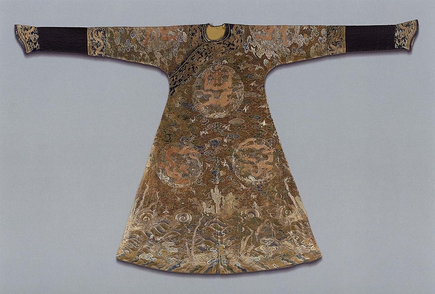 17世紀末至18世紀初〈百鶴吉服袍〉，果親王墓葬出土。（圖／Colin Mackenzie and Ling-en Lu eds., Masterworks of Chinese art: the Nelson-Atkins Museum of Art, Kansas city: Nelson-Atkins Museum of Art, 2011. p.95。）