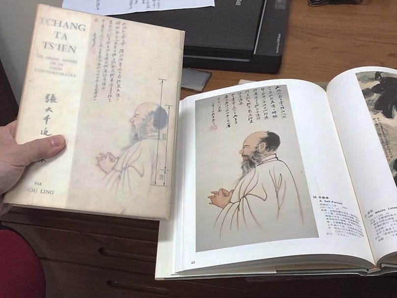 史博館《張大千書畫集第七集》與1960年巴黎EUROS畫廊《張大千近作集》所刊載的大千〈六十自畫像〉對照。（攝影╱闕宇彤）