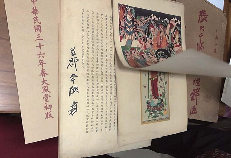 大風堂初版彩印《張大千臨撫燉煌壁畫第一集》，書旁為外裝紙袋。（攝影／闕宇彤）