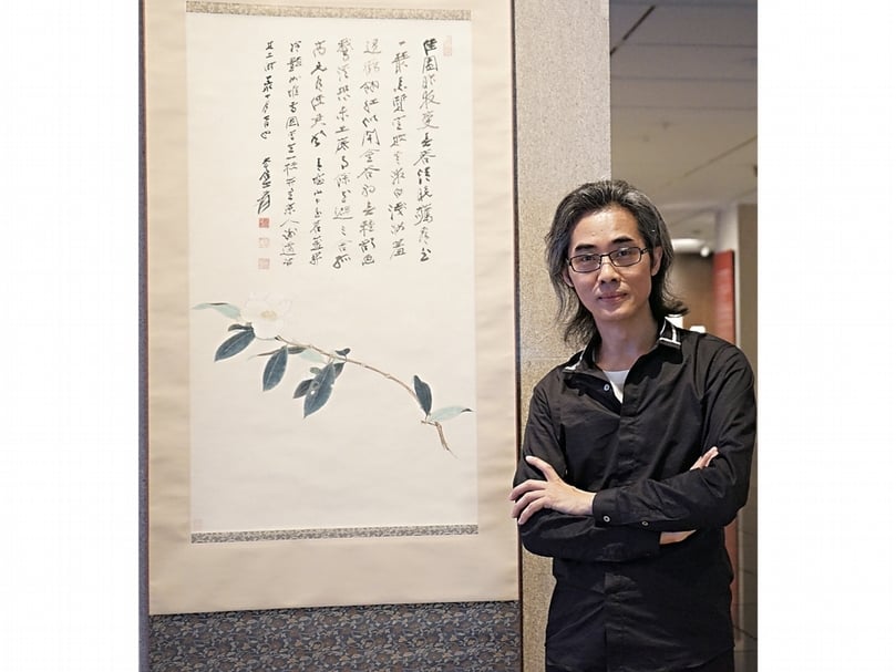 〈青城玉茗〉原收藏者陳東陽先生與該畫作合影,2014年。