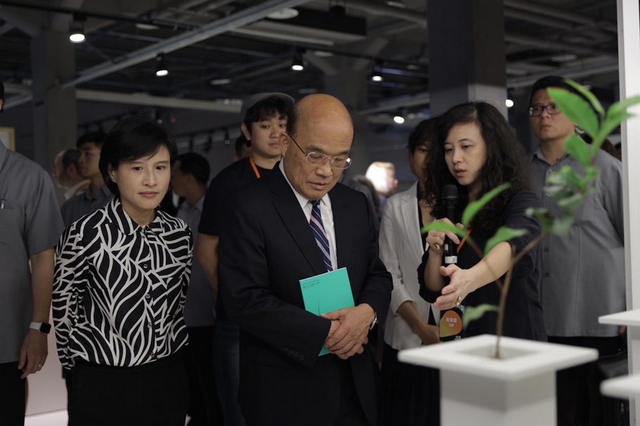 行政院長蘇貞昌、文化部長鄭麗君參觀台灣文博會「茶3.1415」展館。（文化部提供）