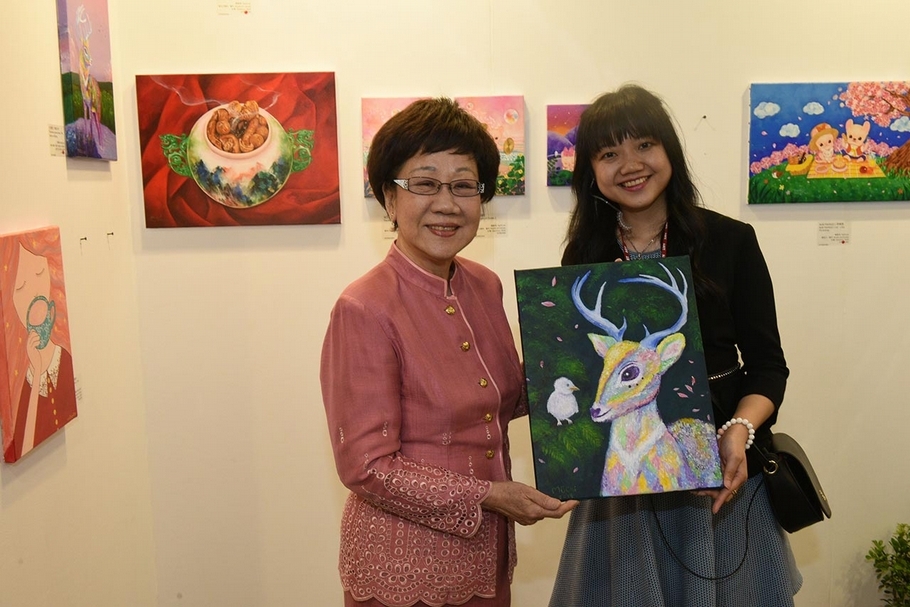 呂前副總統鼓勵新銳藝術家，現場收藏藝術新秀李慕祺的作品。（圖片提供／台北新藝術博覽會）