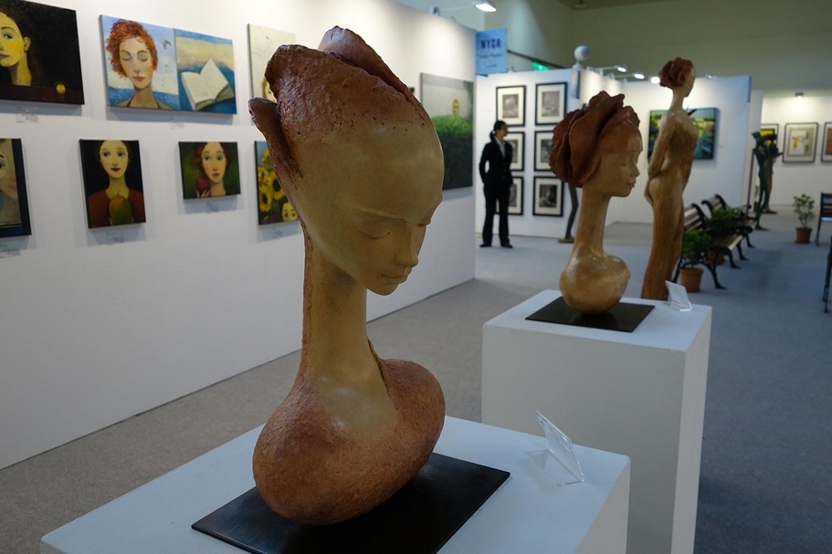 義大利藝術家Artur Sulce的銅雕作品《花之女》。（攝影／Emma）