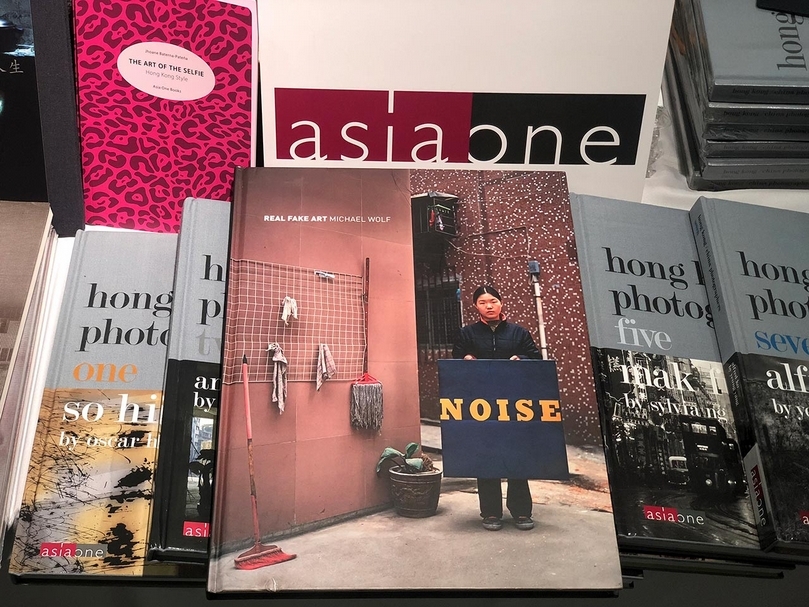 Asia One Books帶來德國攝影師邁克爾．沃爾夫（Michael Wolf）的攝影集《Real Fake Art》。（攝影／嚴瀟瀟）