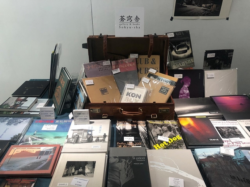 蒼穹社展位，帶來多部重量級古書。（攝影／嚴瀟瀟）