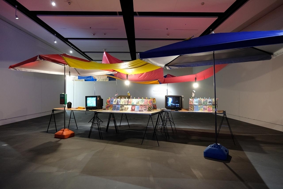 關渡美術館近期展覽《太平洋海盜》展出現場。(關渡美術館提供)
