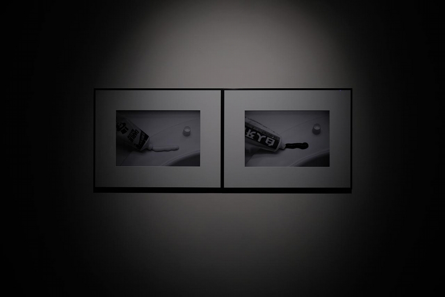關渡美術館近期展覽現場,致穎的《我的笑容力量》。(關渡美術館提供)