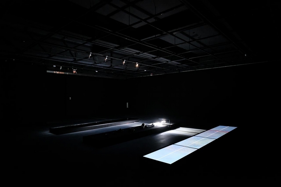 關渡美術館近期展覽現場,張永達的《透明的風景》。(關渡美術館提供)