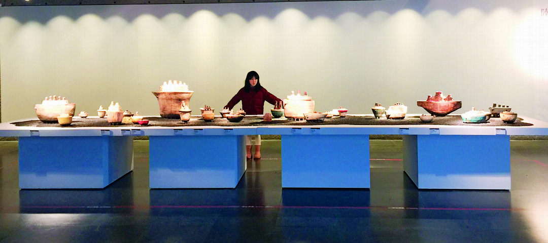 這是阿咧先生的展覽「陸上行舟」，原來這些大大小小的作品真的是「船」，卻又不只是船。阿咧先生用陶土塑形，再以水墨筆法上色，並使出密技「睡前燒」（邊打瞌睡邊燒），創造出獨特而幽默的異想世界，在裡面，沒有什麼是不可能的，何況是開上陸地的船？