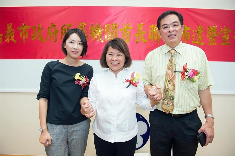 嘉義市政府布達暨宣誓典禮，左起：嘉義市立美術館館長賴依欣、市長黃敏惠、體育場場長王百聖。（攝影／洪年宏）