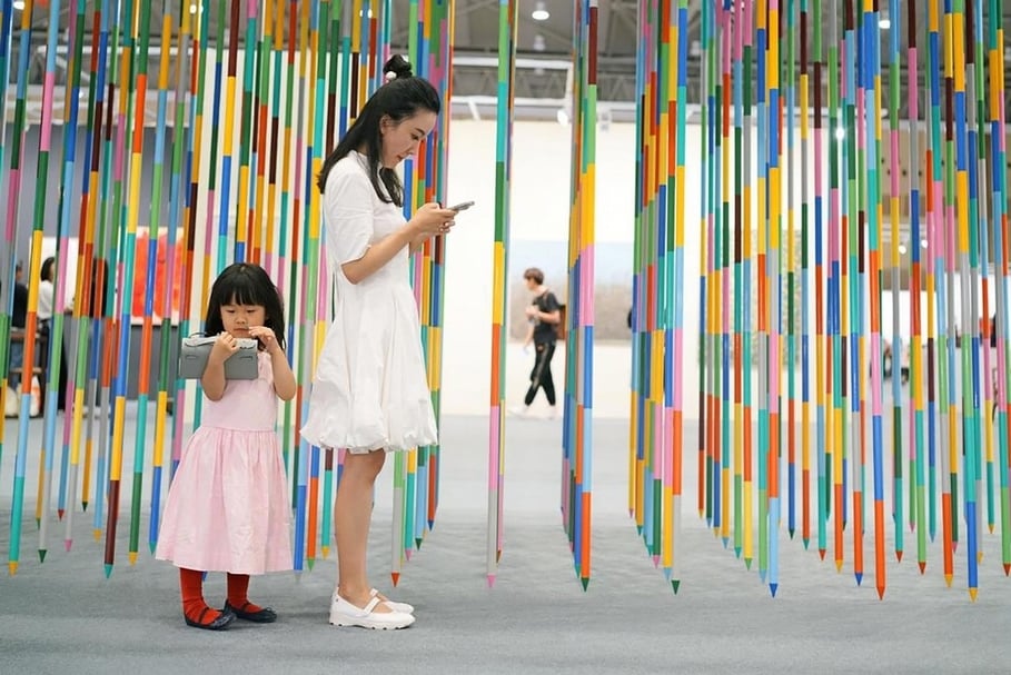 「Art Chengdu」創辦人黃在於公共藝術項目裝置作品《花園》前。（Art Chengdu提供）