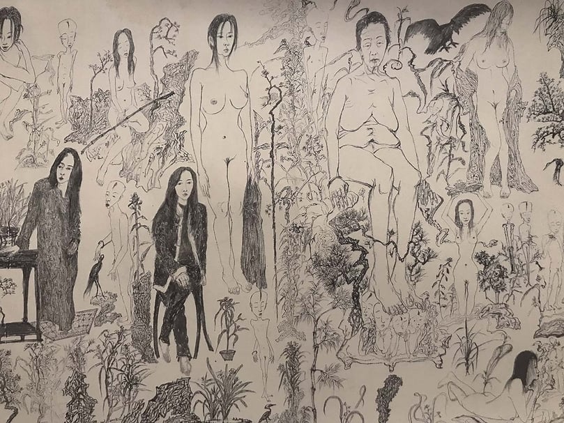 于彭長卷作品《慾望山水之海上風華》以一名老婦貫穿生老病死的人生歷程。（攝影／楊椀茹，©何醇麗）