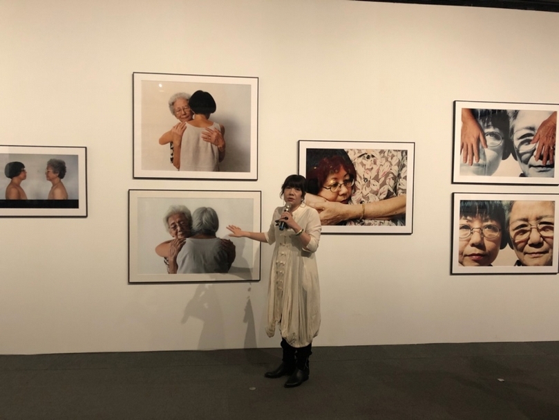 片岡真實（Mami Kataoka）導覽王良吟（Amanda Heng）的作品《二十年後》。（攝影／嚴瀟瀟）