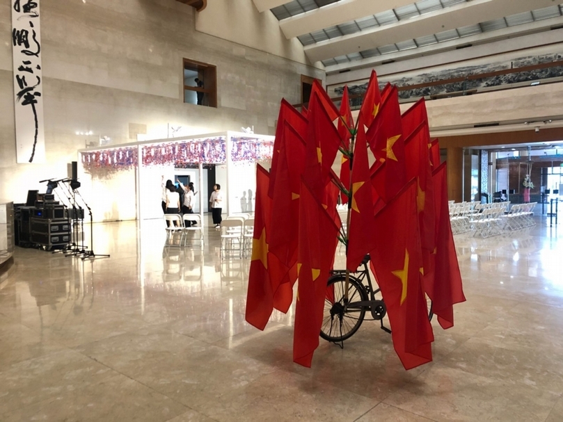 高雄市立美術館大廳中黎光頂（Dinh Q. Lê）的裝置作品《民族主義的基礎設施》（2009）。（攝影／嚴瀟瀟）