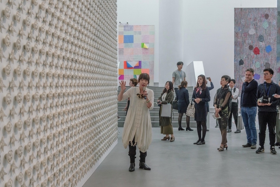 森美術館（Mori Art Museum）副館長片岡真實（Mami Kataoka，左1）為現場觀眾深度導覽「太陽雨：1980年代至今的東南亞當代藝術」。圖為藝術家艾伯特．約拿桑（Albert Yonathan）之作品《赫利奧斯》。（高雄市立美術館提供）