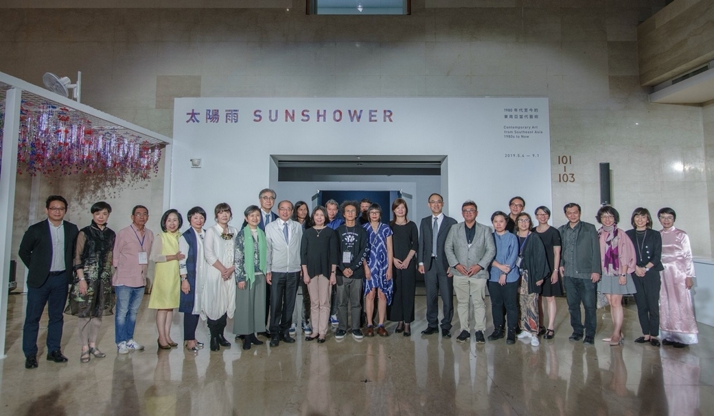 高雄市立美術館於5月3日舉辦「太陽雨：1980年代至今的東南亞當代藝術」開幕晚會貴賓合影。（高雄市立美術館提供）