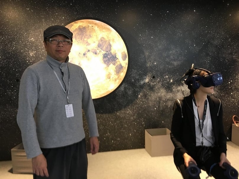 黃心健於香港巴塞爾藝術展,《登月》作品展間。(攝影/林亞偉)