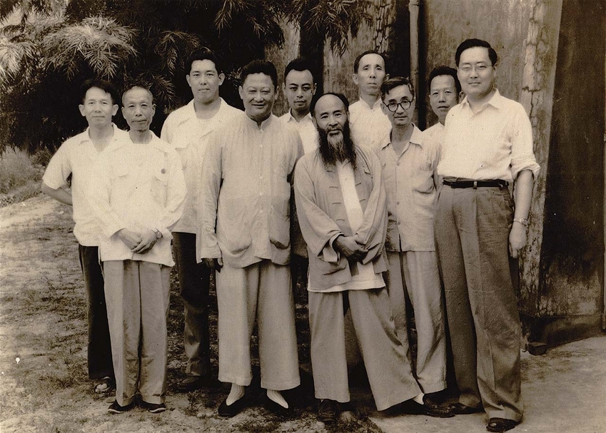 1953年5月張大千（右五）偕宗弟張目寒（右七）來訪北溝。莊嚴（右三）、孔德成（右一）、李炳南（左二）。（圖片來源：羲之堂、莊靈）