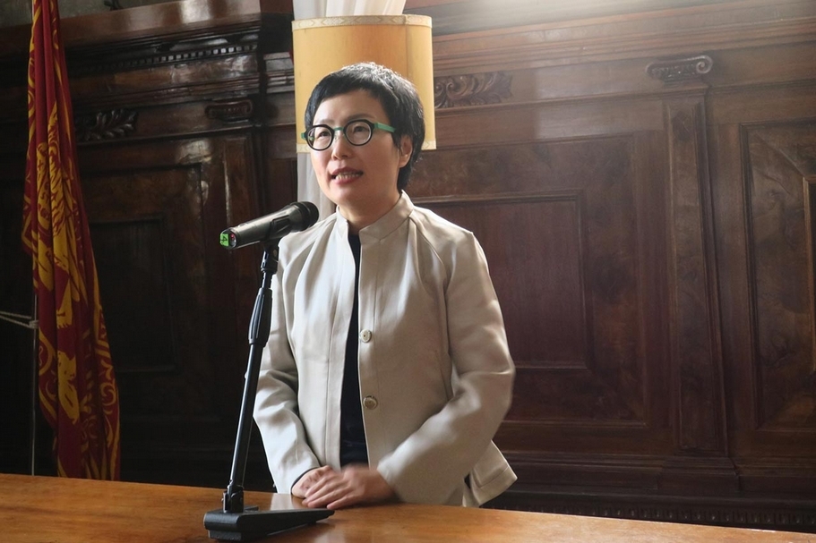 文化部政務次長丁曉菁於本屆威尼斯雙年展台灣館現場致詞。（本刊資料室）