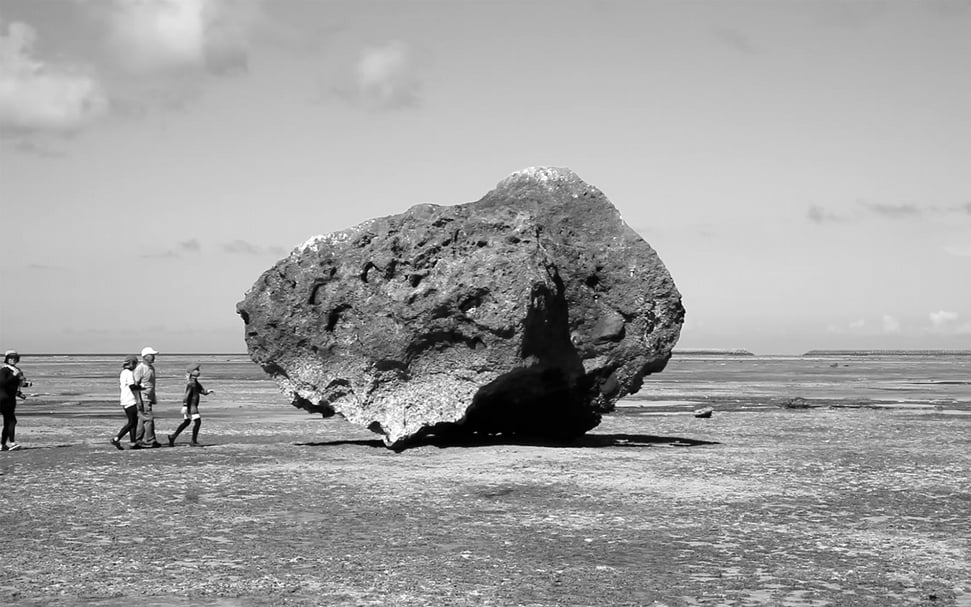 日本館展出下道基行（Motoyuki Shitamichi）的作品《津波石》（Tsunami Boulder）， 2015-。（© Japan Pavilion and artist）