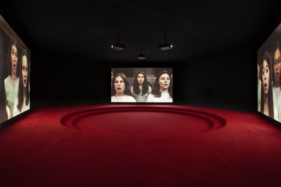 安傑莉卡．梅西蒂（Angelica Mesiti）在澳洲館首映的三頻道影像裝置，拍攝了各種表演者和音樂家的演出。（本刊資料室）