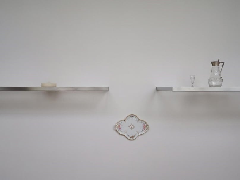 英國館展出的凱茜．威爾克斯（Cathy Wilkes）作品，與日常生活的儀式、階段的細緻度有所關連。（本刊資料室）