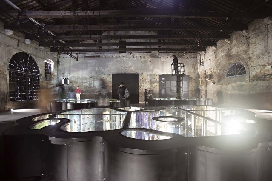 菲律賓館的展出馬克．尤斯特尼亞尼（Mark Justiniani）作品《Island Weather》。（Photo by Italo Rondinella, © La Biennale di Venezia）