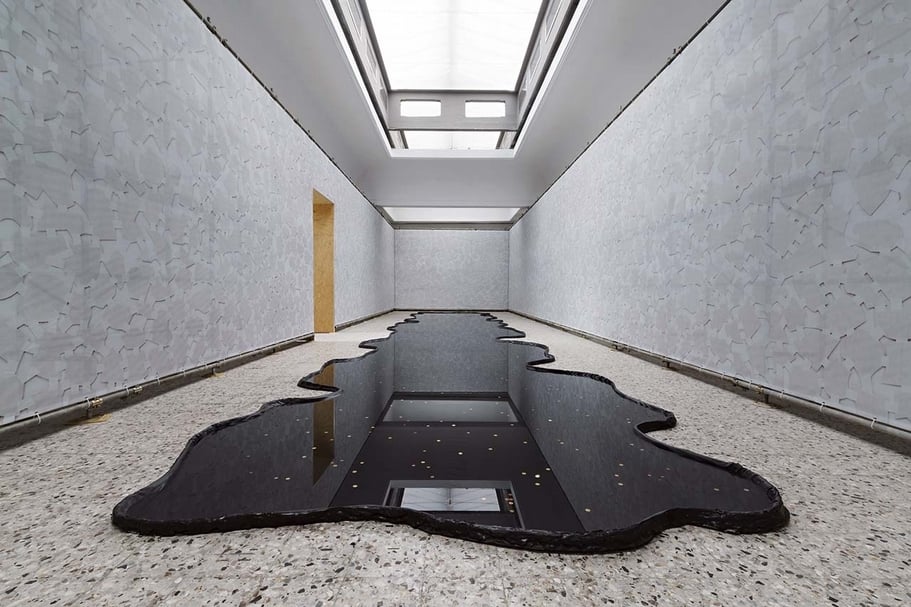 丹．米哈堤努（Dan Mihălțianu）的《Canal Grande: The Capital Pool and the Associated Public》與米寇斯．歐努尚（Miklós Onucsán）的《The Restoration of the White Camouflage》。（Photo by YAP studio /Pavel Curagău，© Romania Pavilion）