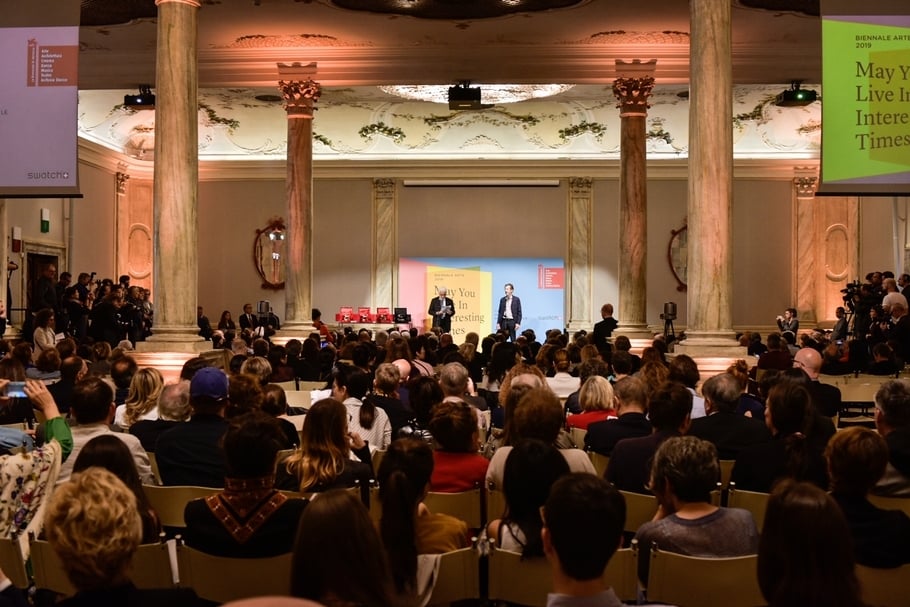第58屆威尼斯雙年展（La Biennale di Venezia）金獅獎（Golden Lion Award）頒獎典禮現場。（© La Biennale di Venezia）