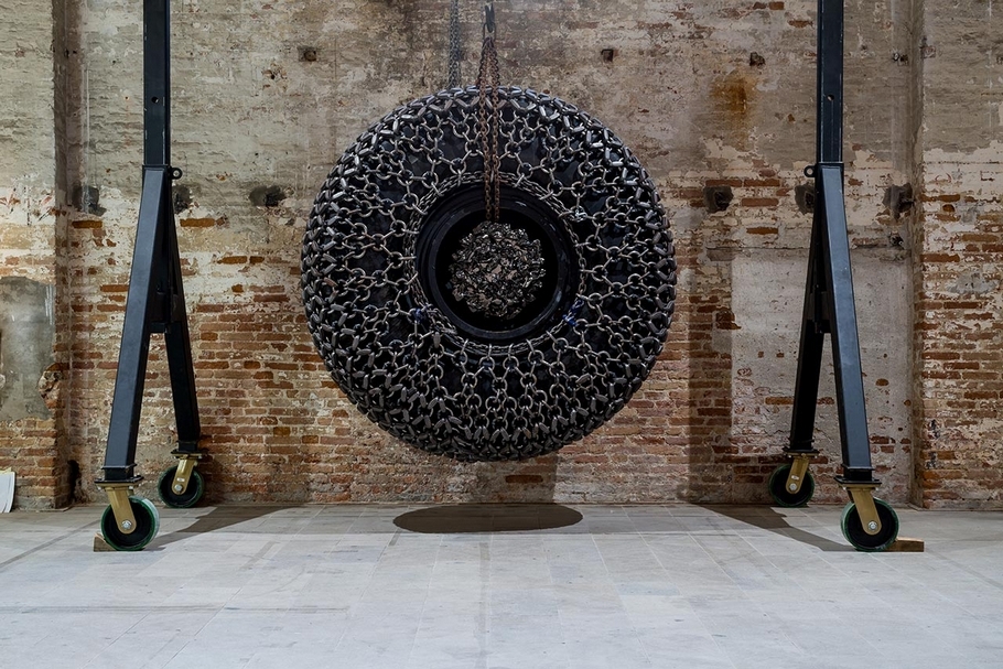 亞瑟．賈法（Arthur Jafa）於軍械庫展區展出的作品《巨輪I和II》（Big Wheel I and Big Wheel II）。（Photo by Andrea Avezzù，© La Biennale di Venezia）
