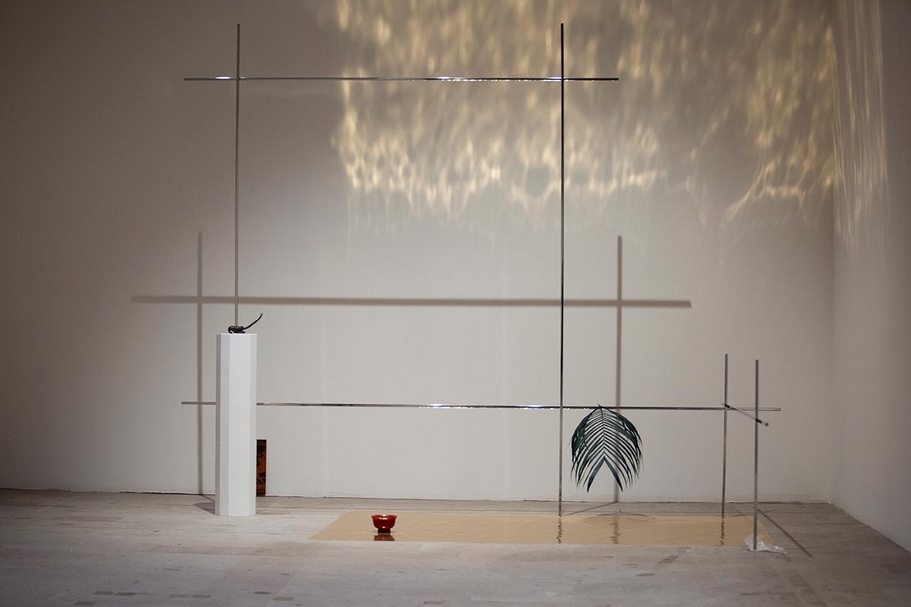 哈利斯．伊帕米諾達（Haris Epaminonda）於軍械庫展區展出的作品《VOL. XXVII》。（Photo by Italo Rondinella，© La Biennale di Venezia and artist）
