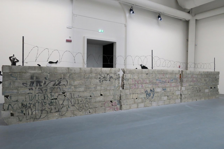 特蕾莎．瑪格萊斯（Teresa Margolles）於綠園城堡展區展出的作品《Muro Ciudad Juárez》。（攝影／王萱）