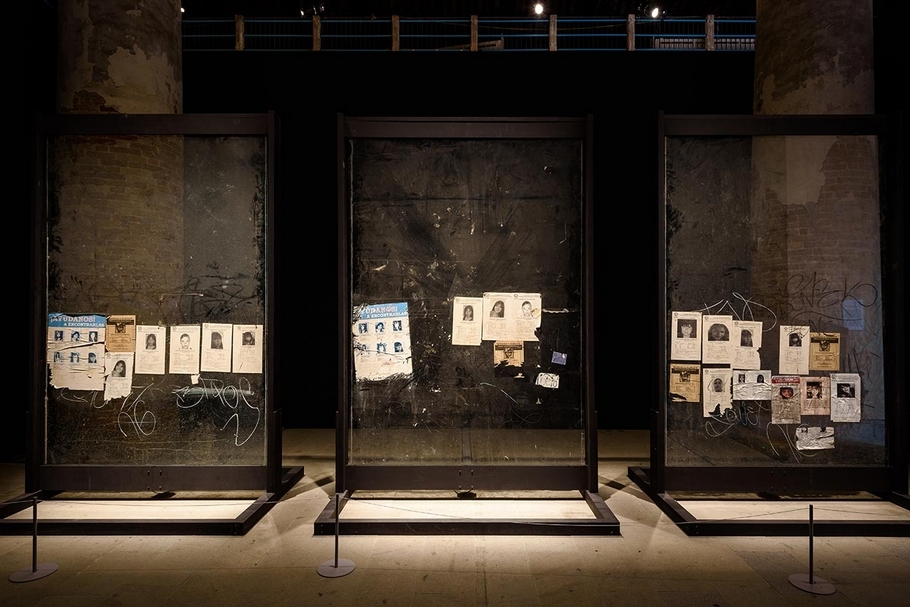 特蕾莎．瑪格萊斯（Teresa Margolles）於軍械庫展區展出的作品《搜索》（ La Búsqueda）。（Photo by Andrea Avezzù，© La Biennale di Venezia and artist）