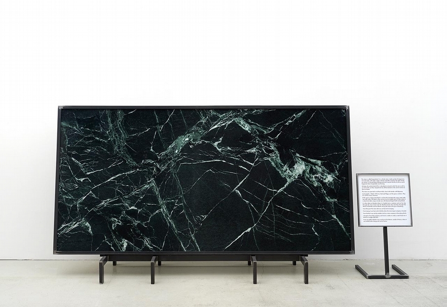 吉米．達勒姆（Jimmie Durham）於綠園城堡展區展出的作品《黑色蛇紋岩》（Black Serpentine）。（Photo by Nick Ash，© the artist and kurimanzutto, Mexico City / New York）