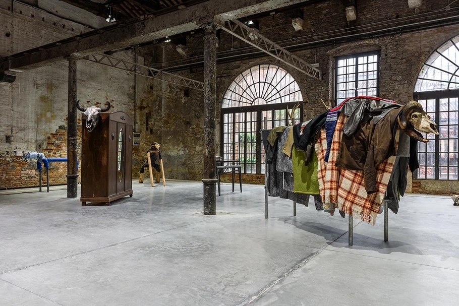 吉米．達勒姆（Jimmie Durham）的作品於軍械庫展區展出現場。（Photo by Andrea Avezzù，© La Biennale di Venezia）