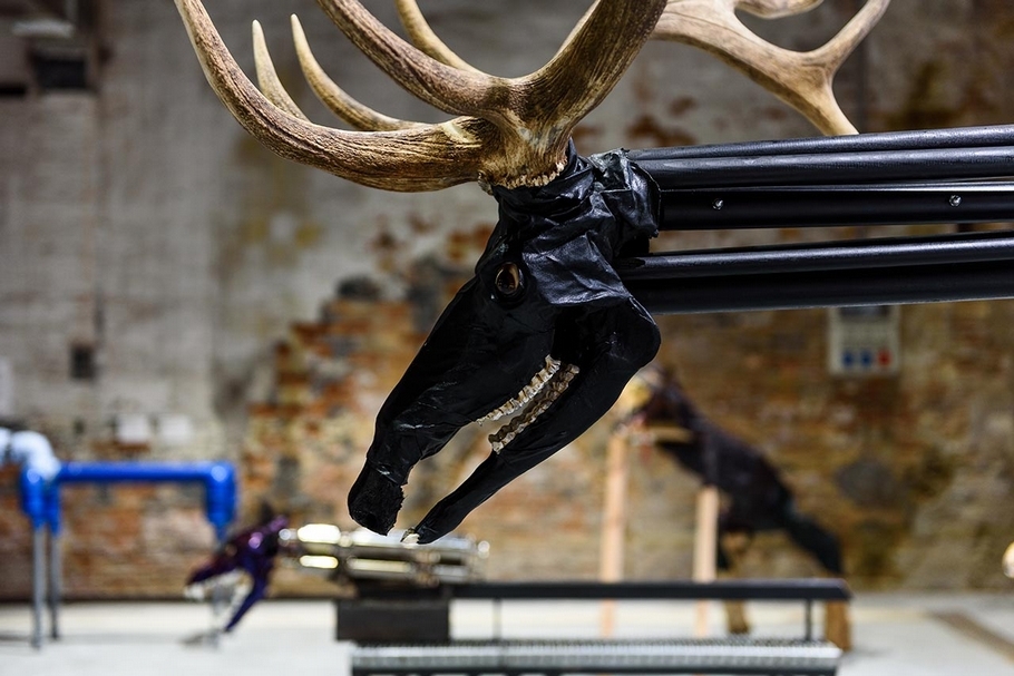 吉米．達勒姆（Jimmie Durham）的作品於軍械庫展區展出現場。（Photo by Andrea Avezzù，© La Biennale di Venezia）