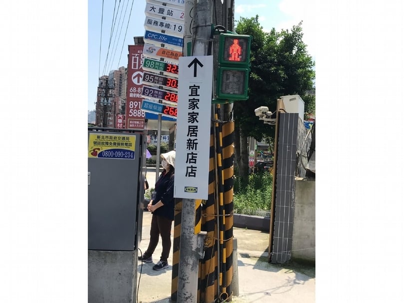 騎車途中看到「宜家家居新店店」的指示，也不為所動。（攝影／陳漢聲）