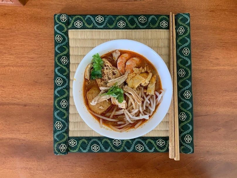 叻沙，第一道料理，十足的家鄉味，在蔡導的家鄉這是每個家庭都會做的料理，但每戶做出來的滋味都不盡相同，蔡導這麼介紹著，也自豪的說明自己做的叻沙，既是道地的，但也跟別人不同，這是一個屬於我自己的口味。（攝影／陳漢聲）