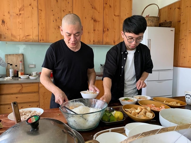 在現場徵求兩位幫手之後，料理檯隨即變成一個忙碌的攤子。（攝影／劉星佑）